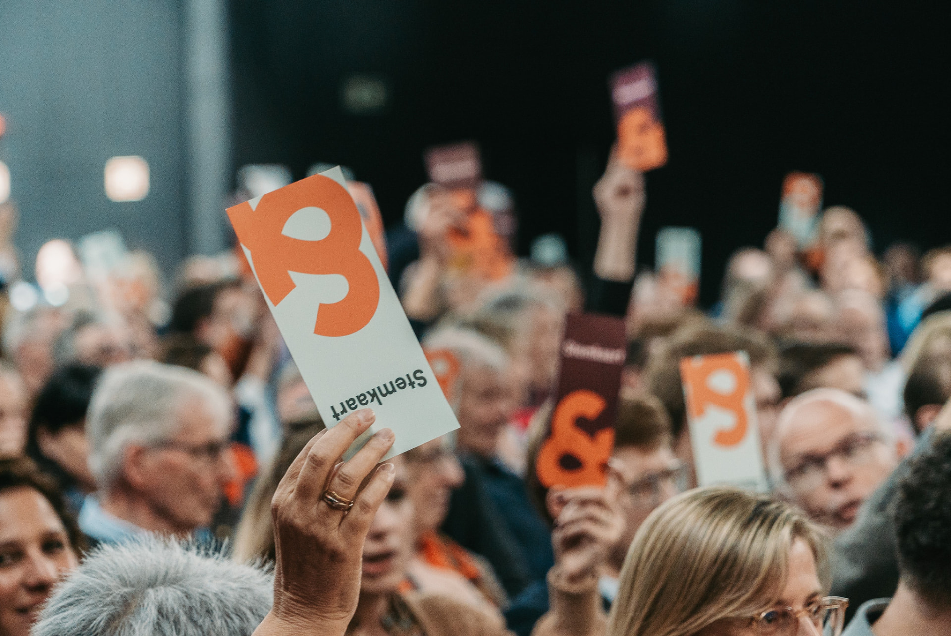 Leden heffen hun stemkaart op het partijcongres